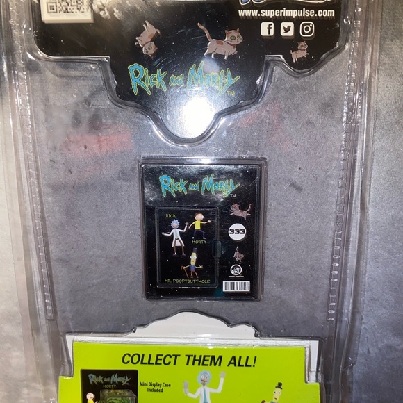 World’s Smallest Micro Figures Rick & Morty “Morty Holding a Gun” - Picture 2 of 2